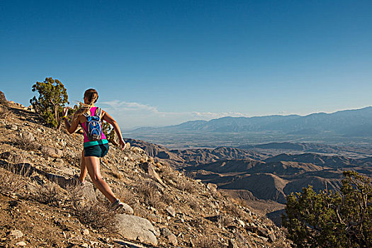 女人,跑,山,约书亚树国家公园,加利福尼亚,美国
