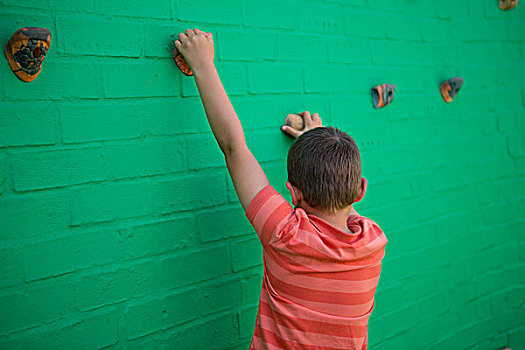 后视图,男孩,攀登,墙壁,绿色