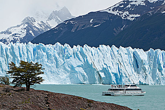 游船,正面,冰川冰,莫雷诺冰川,湖,阿根廷湖,圣克鲁斯省,巴塔哥尼亚,阿根廷,南美,北美