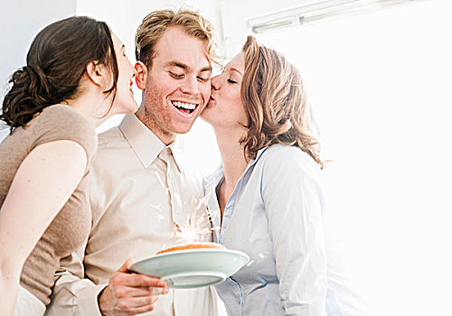 女性,同事,吻,男人,脸颊,生日蛋糕
