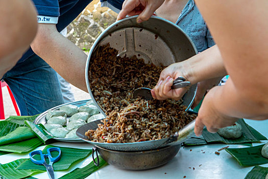 手工制作清明节祭拜祖先的供品草仔粿