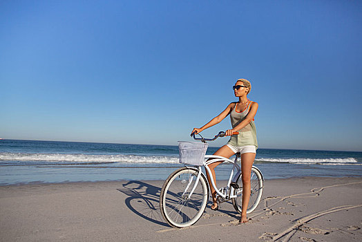 女人,墨镜,坐,自行车,海滩,阳光