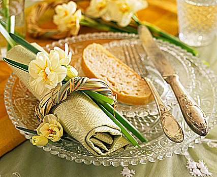 餐具摆放,水仙花,面包片