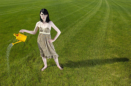 女人,浇水,草地