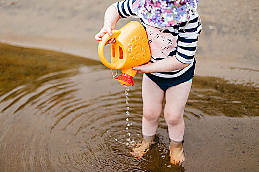 女孩,站立,踝部,深,湖,倒出,水,玩具,洒水壶,亨茨维尔,加拿大