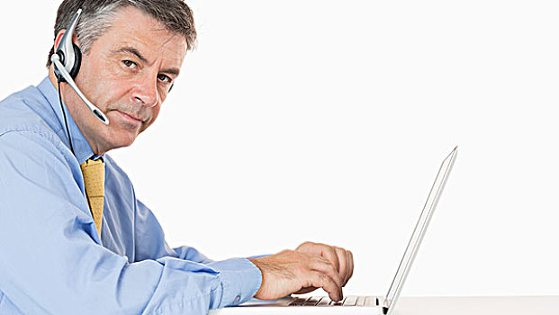 男人,文字,笔记本电脑,耳机,书桌,白色背景