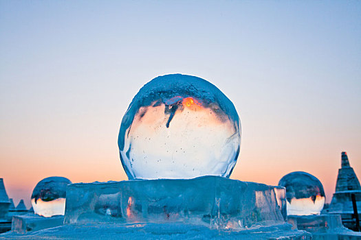 哈尔滨冰雪大世界的冰雕和冰灯美景