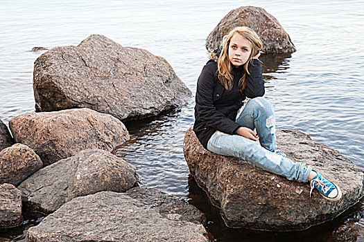 美女,金发,白人,少女,坐,沿岸,石头,湖,海岸,芬兰