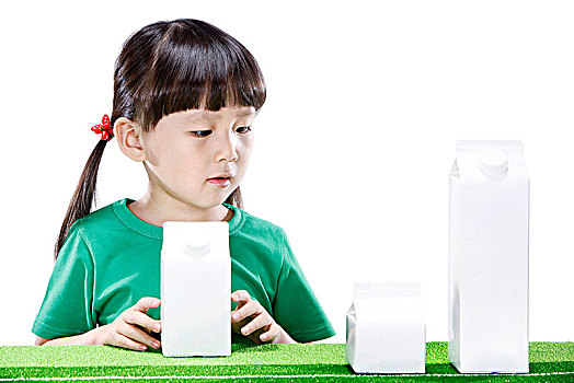 穿绿衣服拿牛奶盒的小女孩