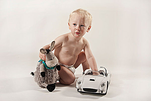 幼儿,男孩,玩,玩具车,毛绒玩具,驴