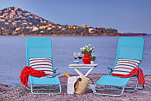 两个,蓝色,沙滩椅,边桌,海滩,黎明