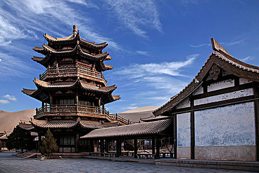 甘肃敦煌鸣沙山月牙泉寺