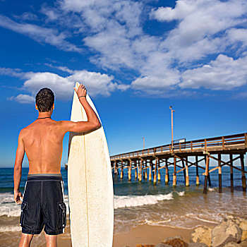 男孩,冲浪,背影,后视图,拿着,冲浪板,纽波特,码头,海滩,加利福尼亚