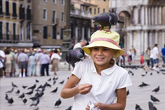 特写,女孩,喂食,鸽子,威尼斯,威尼托,意大利