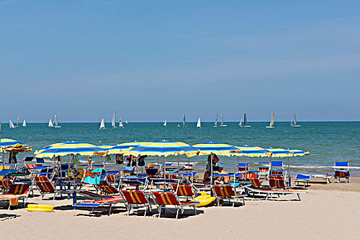 人,日光浴,海滩,沙滩椅,遮阳伞,海洋,省,马希地区,亚得里亚海,意大利,欧洲