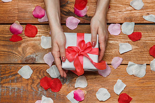情人节,礼物,女性,木质背景,花瓣