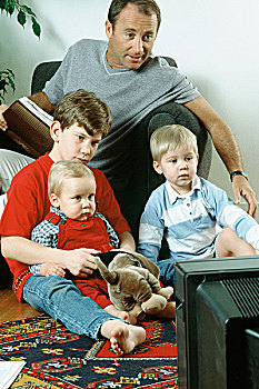 父亲,三个,儿子,看电视,一起
