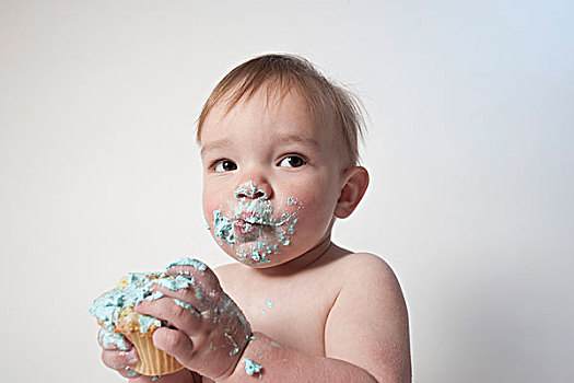 可爱,男婴,凌乱,嘴,看别处,拿着,杯形蛋糕,白色背景