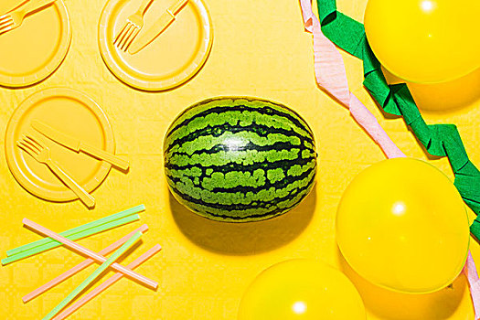 西瓜,黄色,盘子,桌布,餐具,气球,彩带,吸管