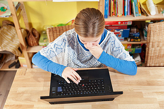 女孩,10岁,老,工作,笔记本电脑