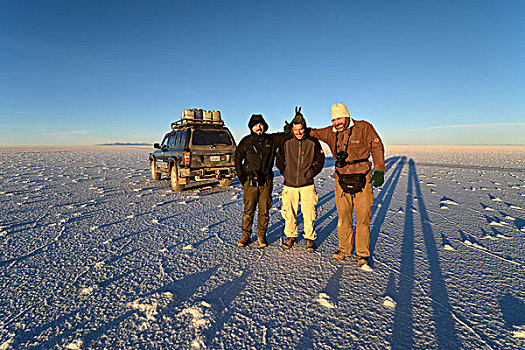 三个男人,运动型多功能车,盐滩,盐湖,乌尤尼盐沼,高原,玻利维亚,南美