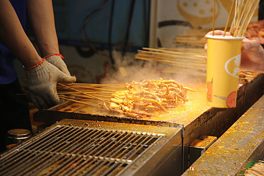 广东省深圳市,东门步行街人流如织,数百种特色美食让人流连忘返