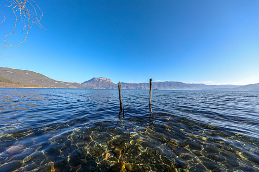 波光粼粼的泸沽湖湖面