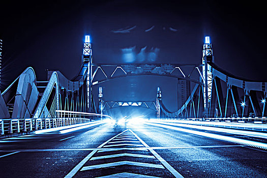 公路桥在夜间光通信的痕迹