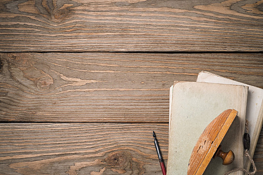 镇纸,旧书,木桌子,留白,文字,俯视