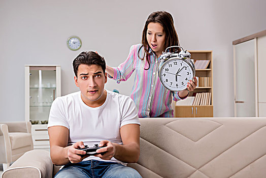 年轻家庭,困苦,电脑游戏,上瘾