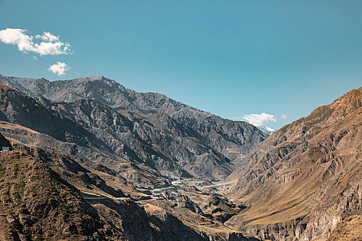 新疆伊犁独库公路沿路山路风光雪山