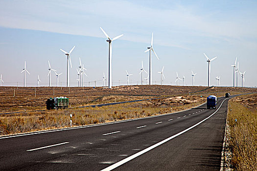 高速路旁的风力发电
