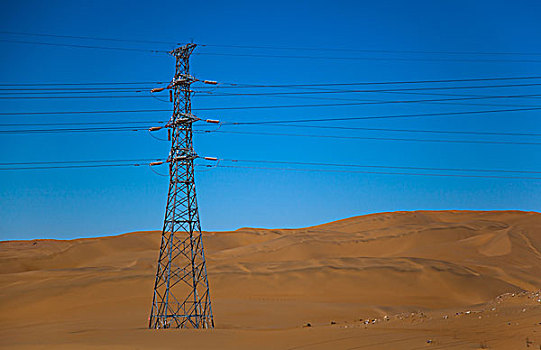 沙漠中的输电塔