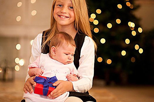 两个,姐妹,一个,安静,婴儿,正面,圣诞树,礼物