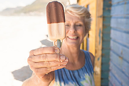 特写,老年,女人,拿着,冰淇淋,站立,小屋,海滩