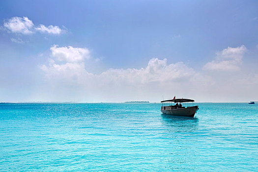马尔代夫,漂在水上的小船