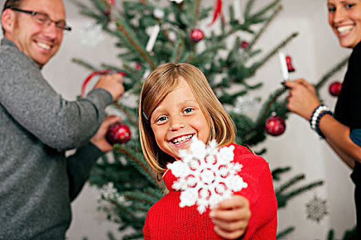 女孩,帮助,家庭,装饰,圣诞树,拿着,圣诞节,雪花,手