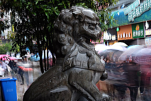 李鸿章故居前淮河路步行街雨景