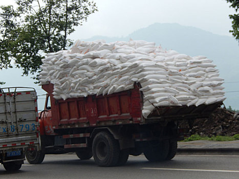 重庆市云阳县外郎乡的化肥运输车