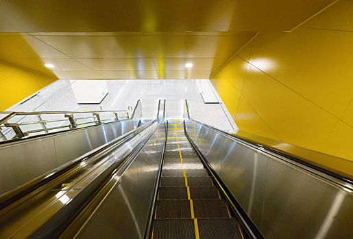地铁站自动扶梯