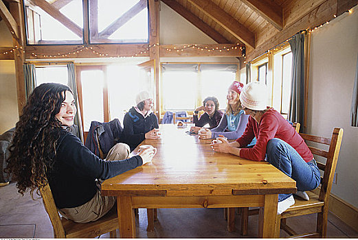 女人,坐,桌子,滑雪小屋