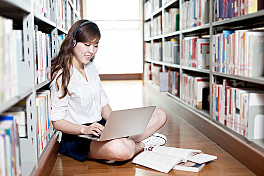 亚洲人,漂亮,女学生,学习,图书馆,笔记本电脑