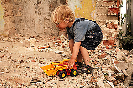 小,男孩,玩,挖掘机,碎石