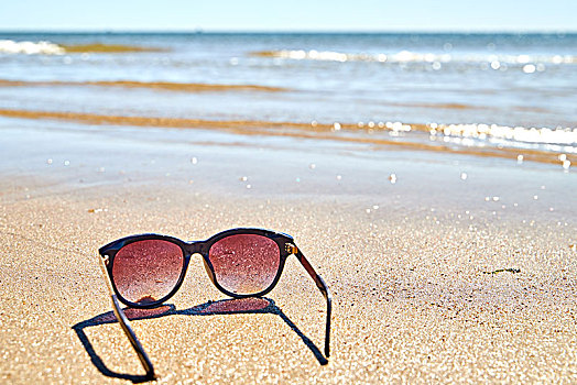 海边沙滩上的一幅墨镜