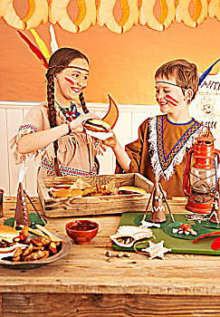 两个孩子,调味,印第安人,吃,汉堡包,聚会