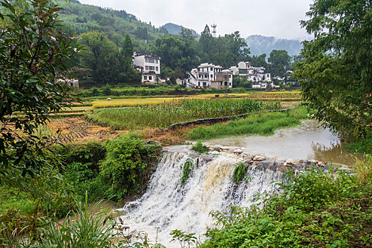 皖南坡山村田园风光