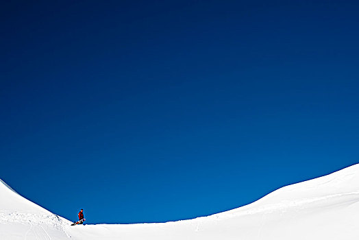 滑雪板玩家,站立,滑雪坡,蓝天