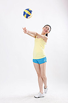一个打排球的青年女士