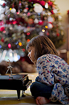 女孩,坐,客厅,地面,听,玩具,钢琴,音乐盒,圣诞节