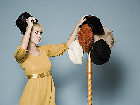 女人,20世纪60年代,衣服,试穿,不同,帽子